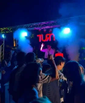 Bühne in blauem Licht mit roter TURN-Leuchtschrift
